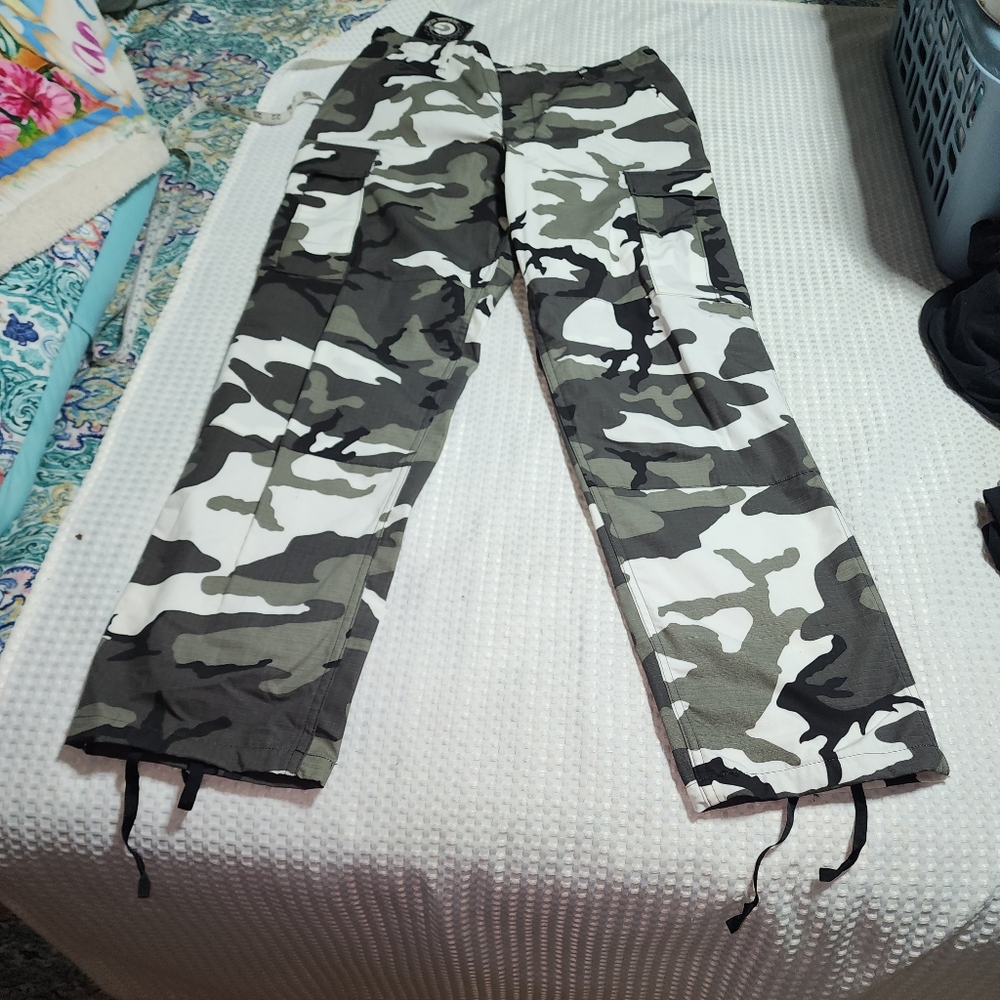 GENUINE GEAR NWT MENS SZ MEDIUM GREY CAMMO CARGO PANTS